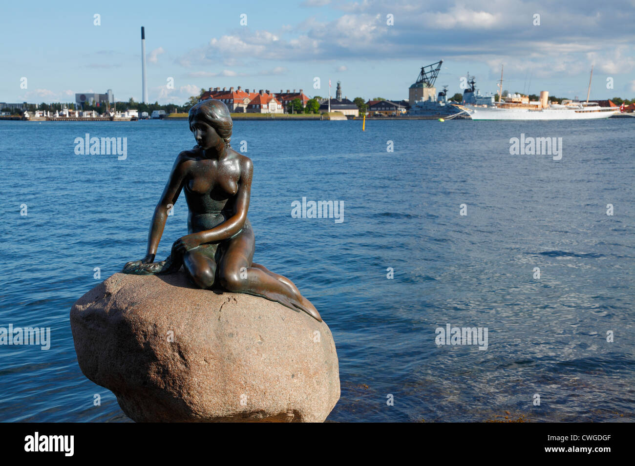La Petite Sirène au bord de l'eau dans le port de Copenhague, Danemark. Old Navy voilages et truquage Yacht Royal en arrière-plan. Banque D'Images La Petite Sirène au bord de l'eau dans le port de Copenhague, Danemark. Old Navy voilages et truquage Yacht Royal en arrière-plan. Banque D'Images