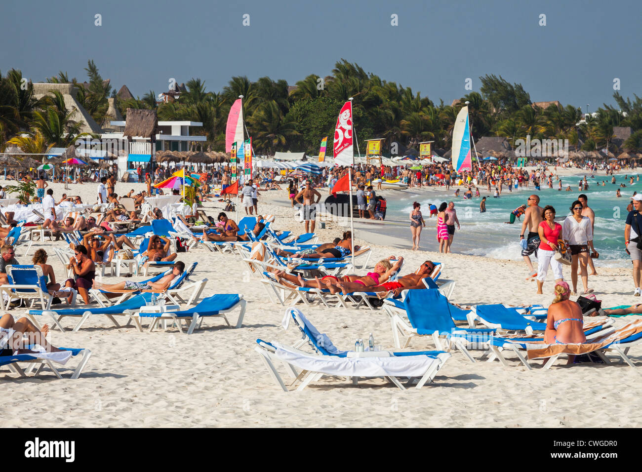 Les touristes sur la plage, Playa del Carmen, péninsule du Yucatan, Quintana Roo, Mexique Banque D'Images