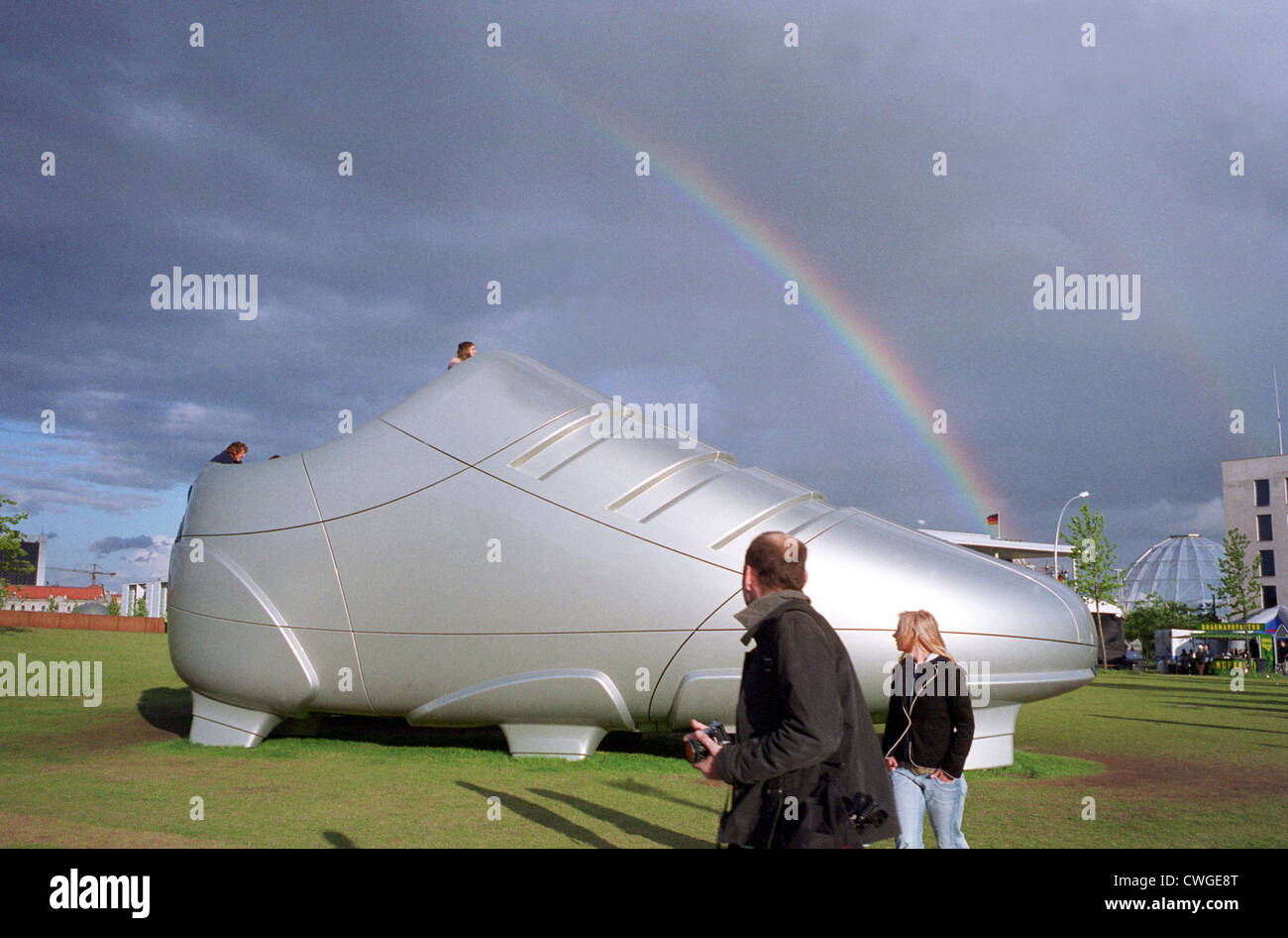 Berlin, dans Spreebogenpark Chaussures de Soccer Big Banque D'Images