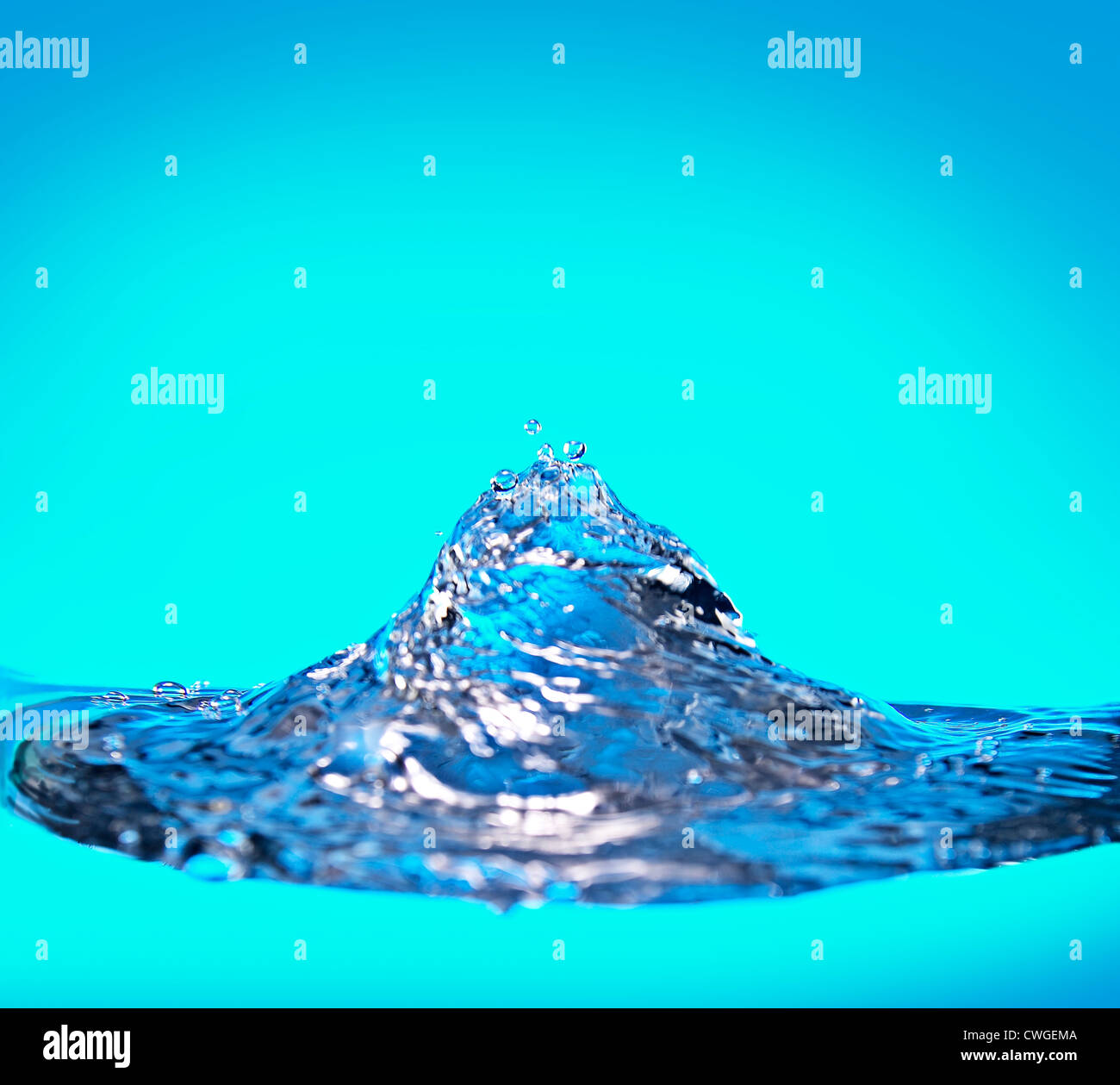 Vortex d'eau inversé, bain bouillonnant sur fond bleu Banque D'Images