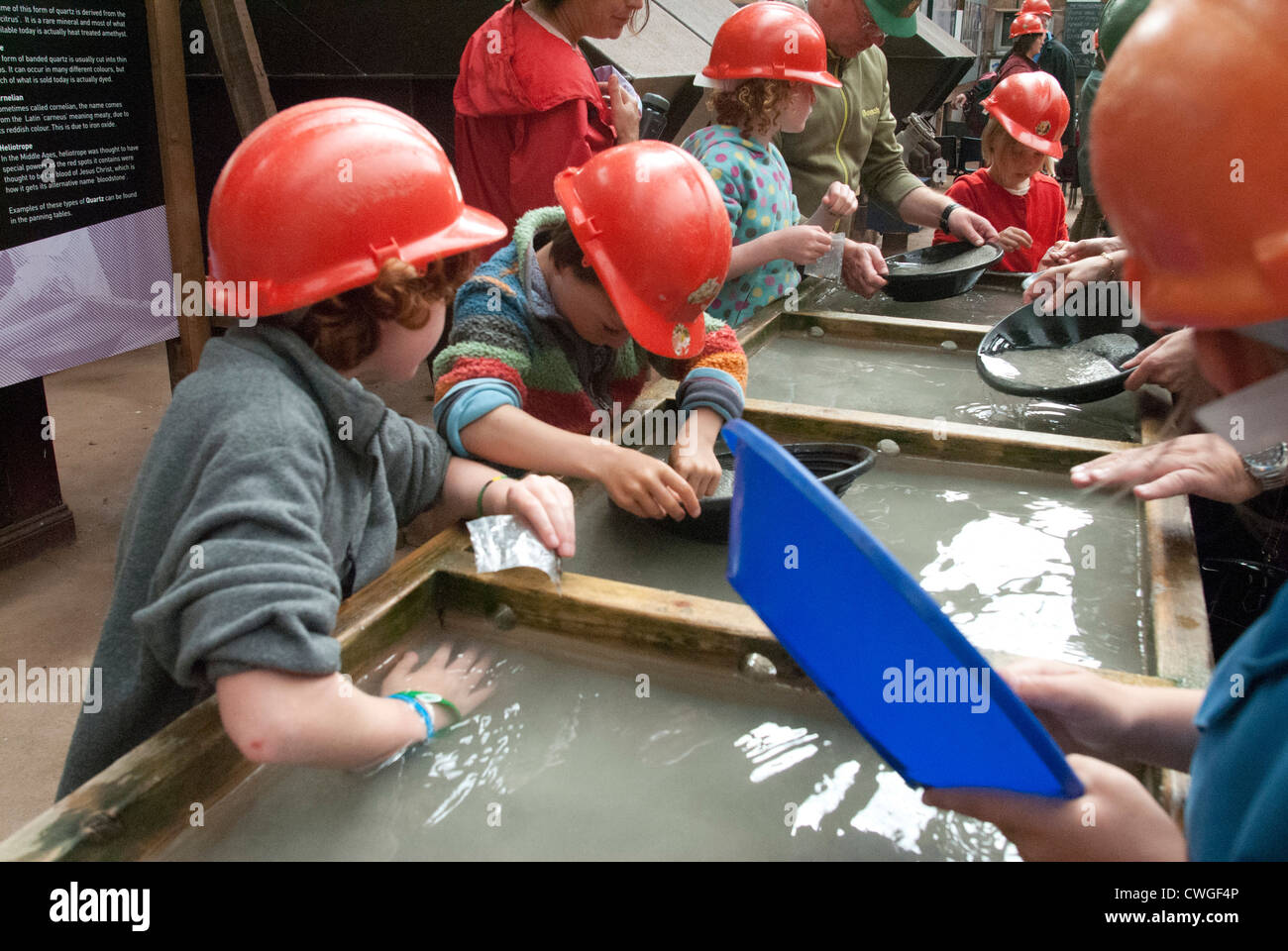 Le panoramique pour les familles de minéraux à geevor tin mine en Cornouailles , Royaume-Uni Banque D'Images