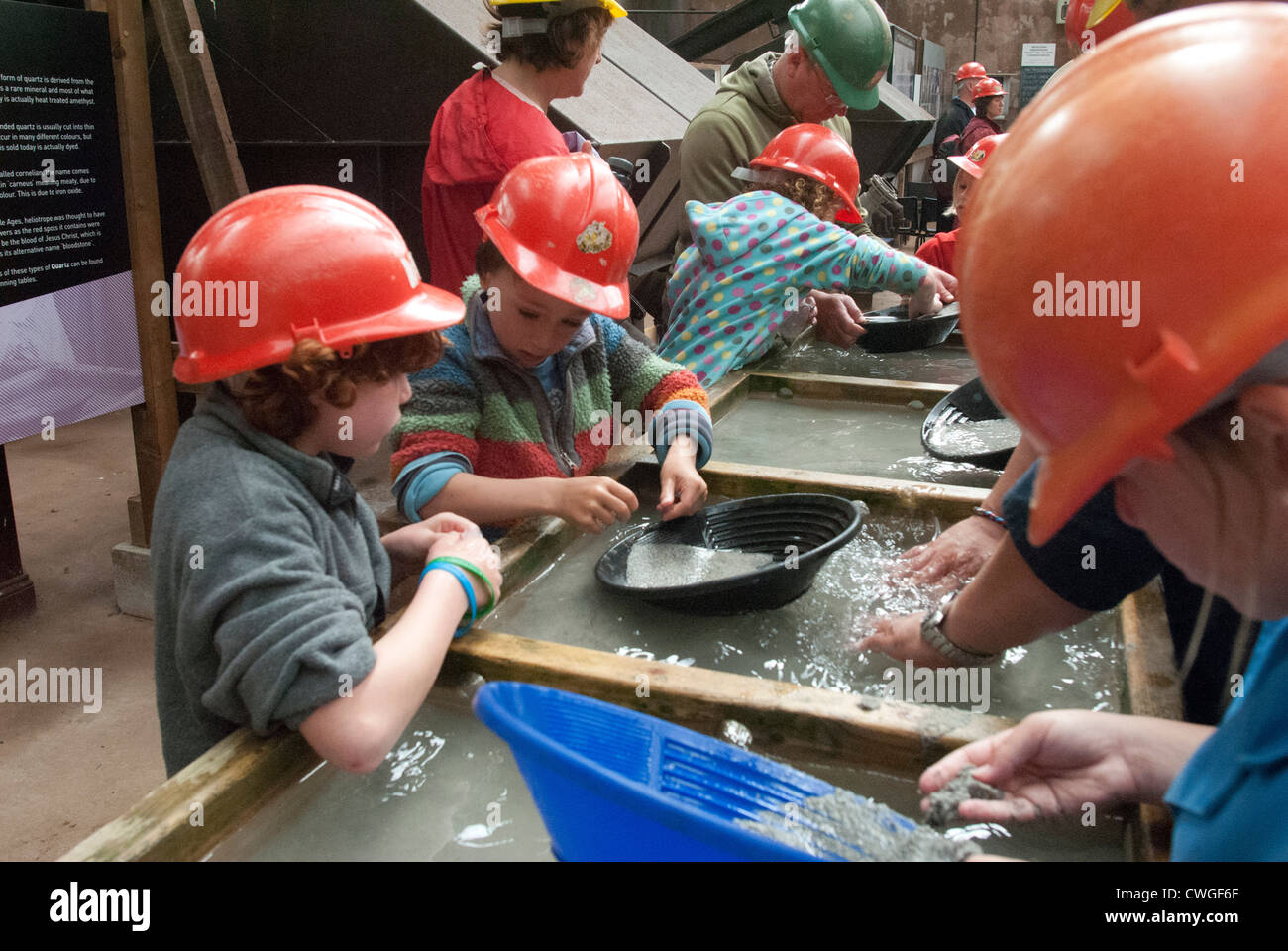 Le panoramique pour les familles de minéraux à geevor tin mine en Cornouailles , Royaume-Uni Banque D'Images