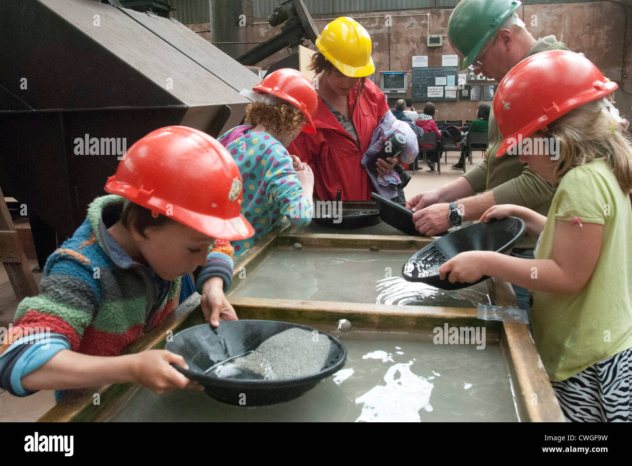 Le panoramique pour les familles de minéraux à geevor tin mine en Cornouailles , Royaume-Uni Banque D'Images