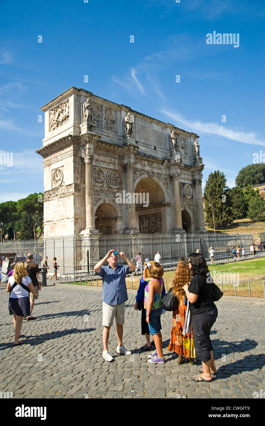 Rome, Italie - Août 2012 - Les touristes prendre des photos lors d'Arc de Constantin Banque D'Images Rome, Italie - Août 2012 - Les touristes prendre des photos lors d'Arc de Constantin Banque D'Images
