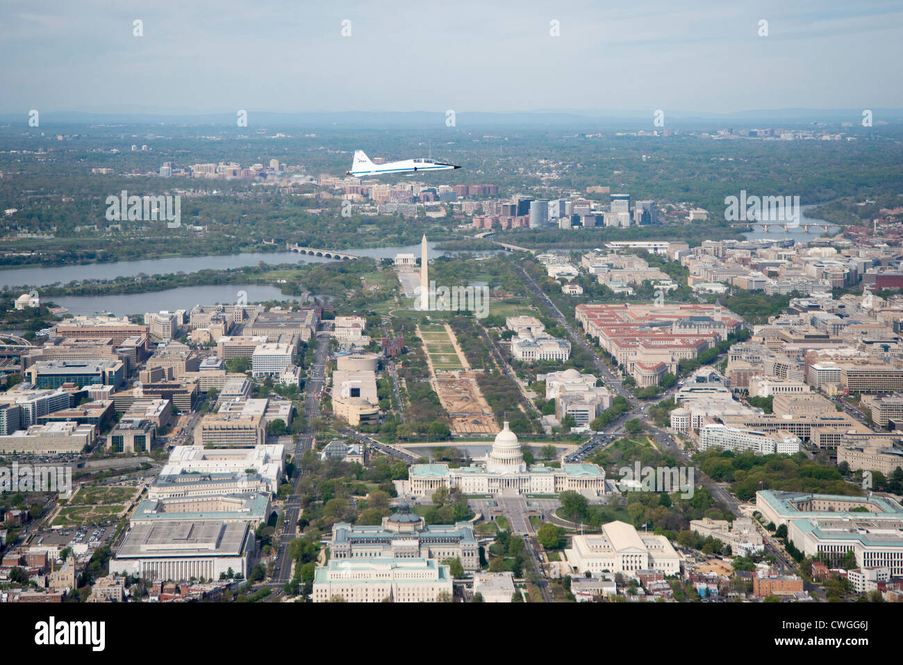 Une formation de la NASA jet T-38 est vu comme il vole au-dessus de Washington, DC, le 5 avril 2012. La NASA, en collaboration avec la Federal Aviation Administration, a organisé une formation et photographiques des vols de plus de la région métropolitaine. Les avions T-38 ont été utilisés pour l'entraînement des astronautes pendant plus de 30 ans en tant qu'ils permettent aux pilotes et les spécialistes de mission de réfléchir rapidement à l'évolution des situations, l'expérience mentale dire astronautes sont essentielles à la pratique pour les rigueurs des vols spatiaux. Banque D'Images