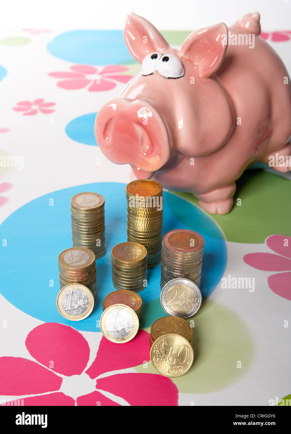 Tirelire avec Muenzstapeln sur fond à motifs Banque D'Images