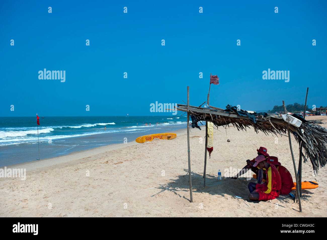 De sauveteurs sur la plage de Candolim, Goa, Inde Banque D'Images