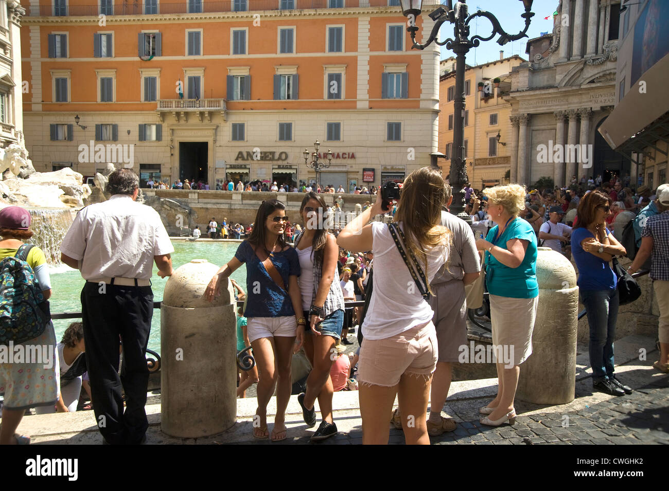 Rome, Italie - Août 2012 - Les touristes de prendre des photos à Fontana di Trevi Banque D'Images Rome, Italie - Août 2012 - Les touristes de prendre des photos à Fontana di Trevi Banque D'Images