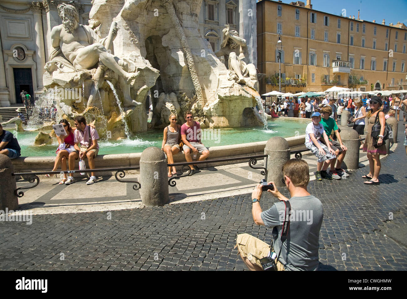 Rome, Italie - Août 2012 - l'homme à prendre des photos d'un couple sur la Piazza Navona Banque D'Images Rome, Italie - Août 2012 - l'homme à prendre des photos d'un couple sur la Piazza Navona Banque D'Images