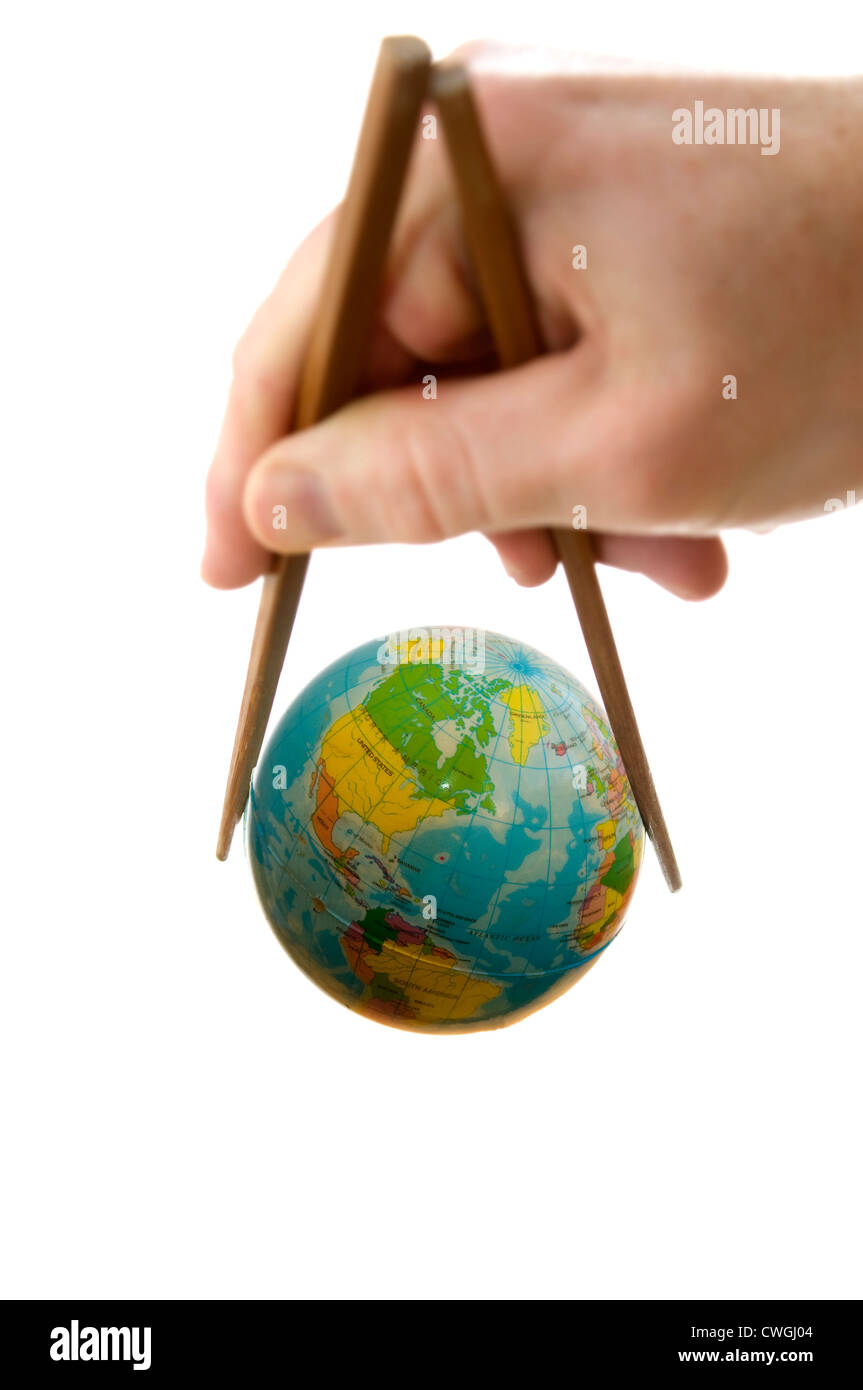 Baguettes chinoises holding globe Banque D'Images