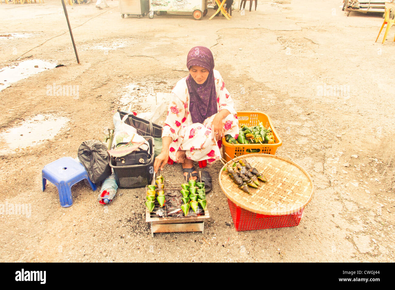 De vendeurs d'aliments de rue dans la région de Kota bahru de Kelantan, Malaisie. Malay food vendor qui vend de la nourriture halal pour les musulmans. Banque D'Images