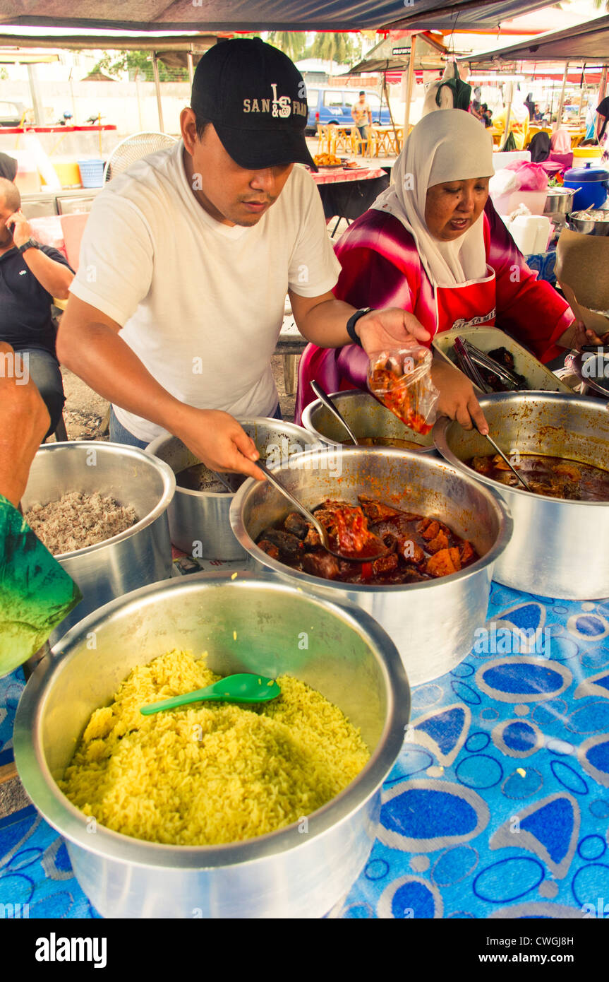 De vendeurs d'aliments de rue dans la région de Kota bahru de Kelantan, Malaisie. Malay food vendor qui vend de la nourriture halal pour les musulmans. Banque D'Images