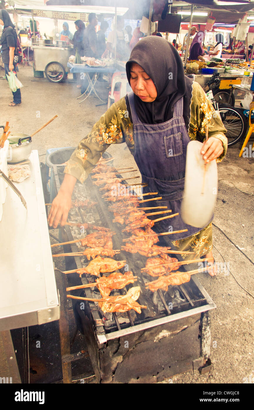 De vendeurs d'aliments de rue dans la région de Kota bahru de Kelantan, Malaisie. Malay food vendor qui vend de la nourriture halal pour les musulmans. Banque D'Images