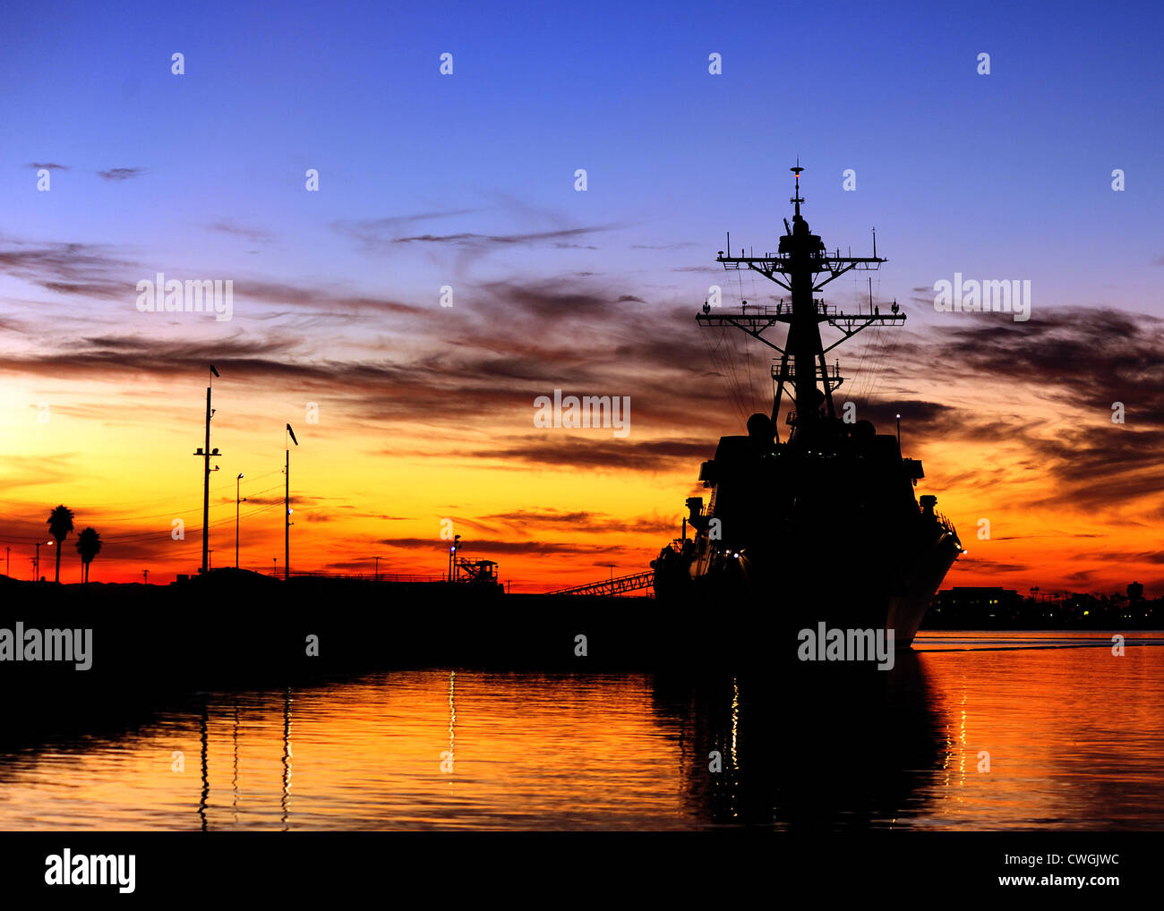La classe Arleigh Burke destroyer lance-missiles USS Spruance est pier côté à Naval Weapons Station Seal Beach pour mener des opérations d'artillerie le 11 janvier 2012 à Seal Beach, en Californie. Banque D'Images