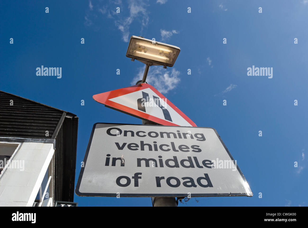 La signalisation routière indiquant un rétrécissement road et d'avertissement de véhicules arrivant en sens inverse en milieu de road Banque D'Images