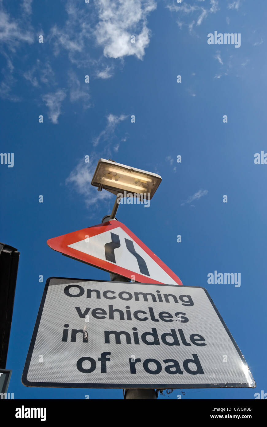 La signalisation routière indiquant un rétrécissement road et d'avertissement de véhicules arrivant en sens inverse en milieu de road Banque D'Images