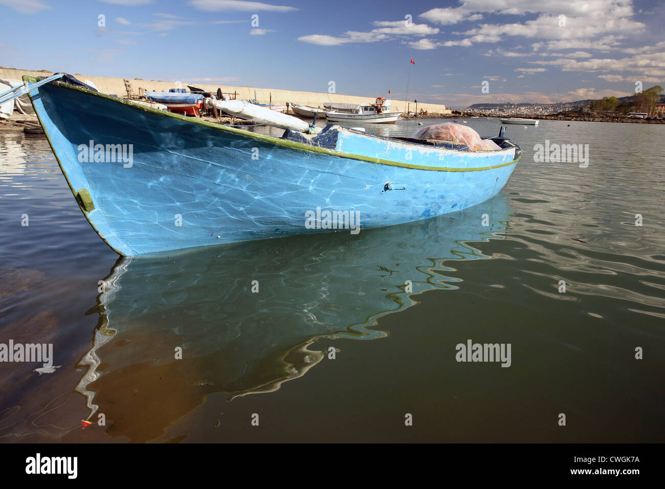 Trabzon, bateau de pêche bleu sur la mer Banque D'Images