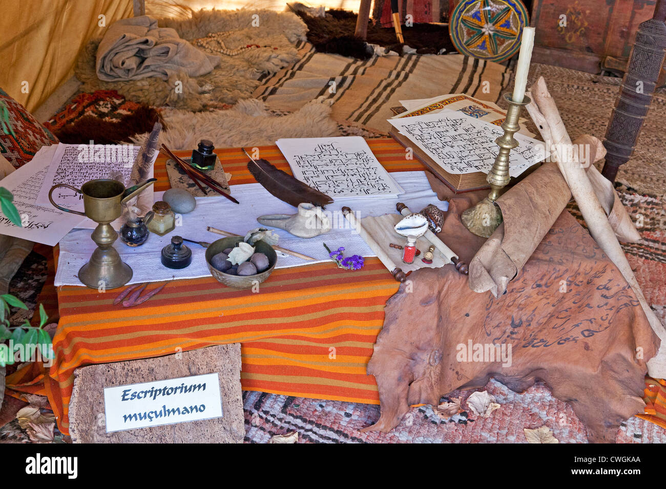 Bureau scribe médiéval maure tente dans la reconstitution d'une foire médiévale à Óbidos, Portugal. Banque D'Images