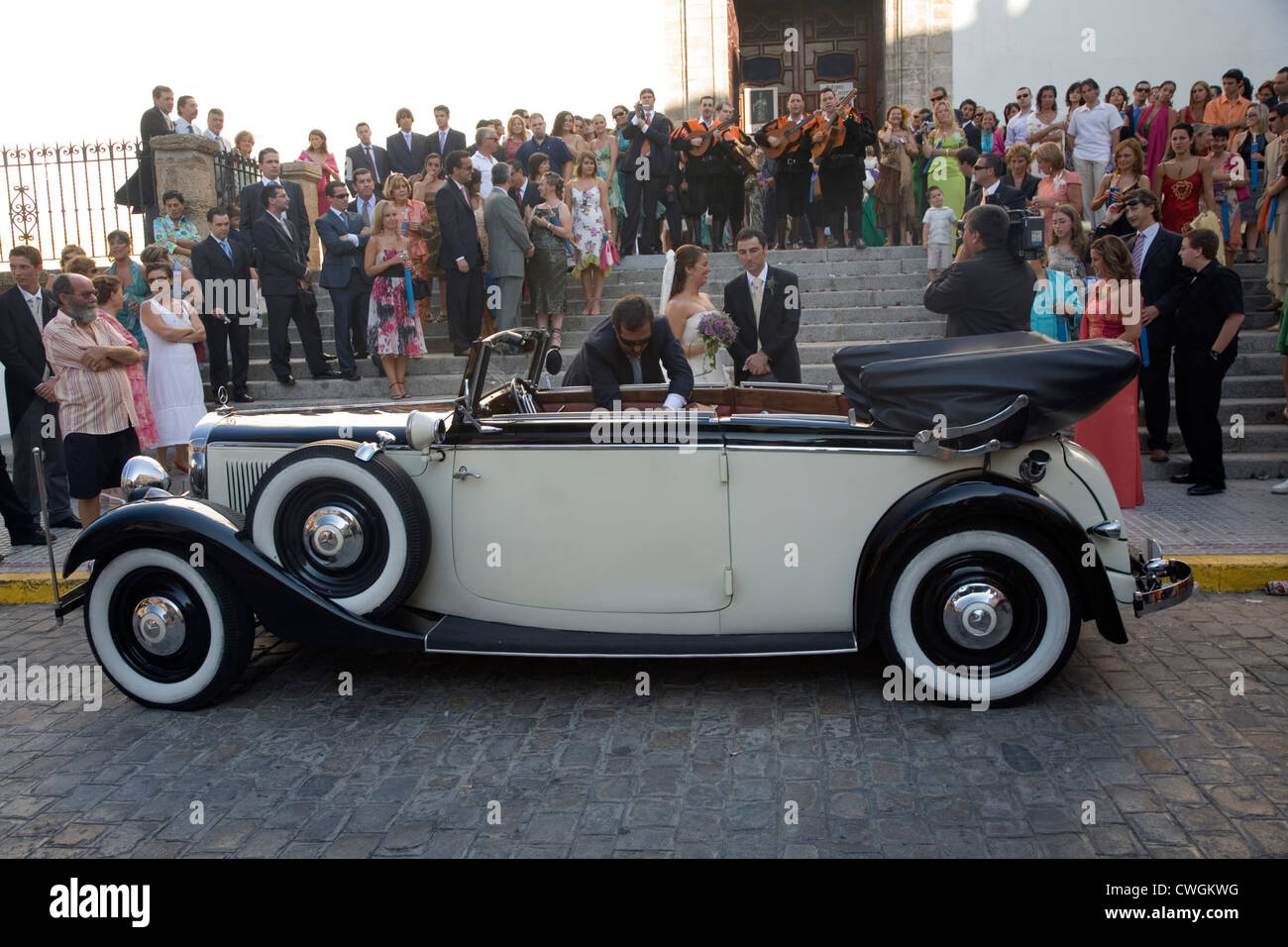Espagne, Mercedes-timers attendent les mariés à un mariage Espagnol Banque D'Images