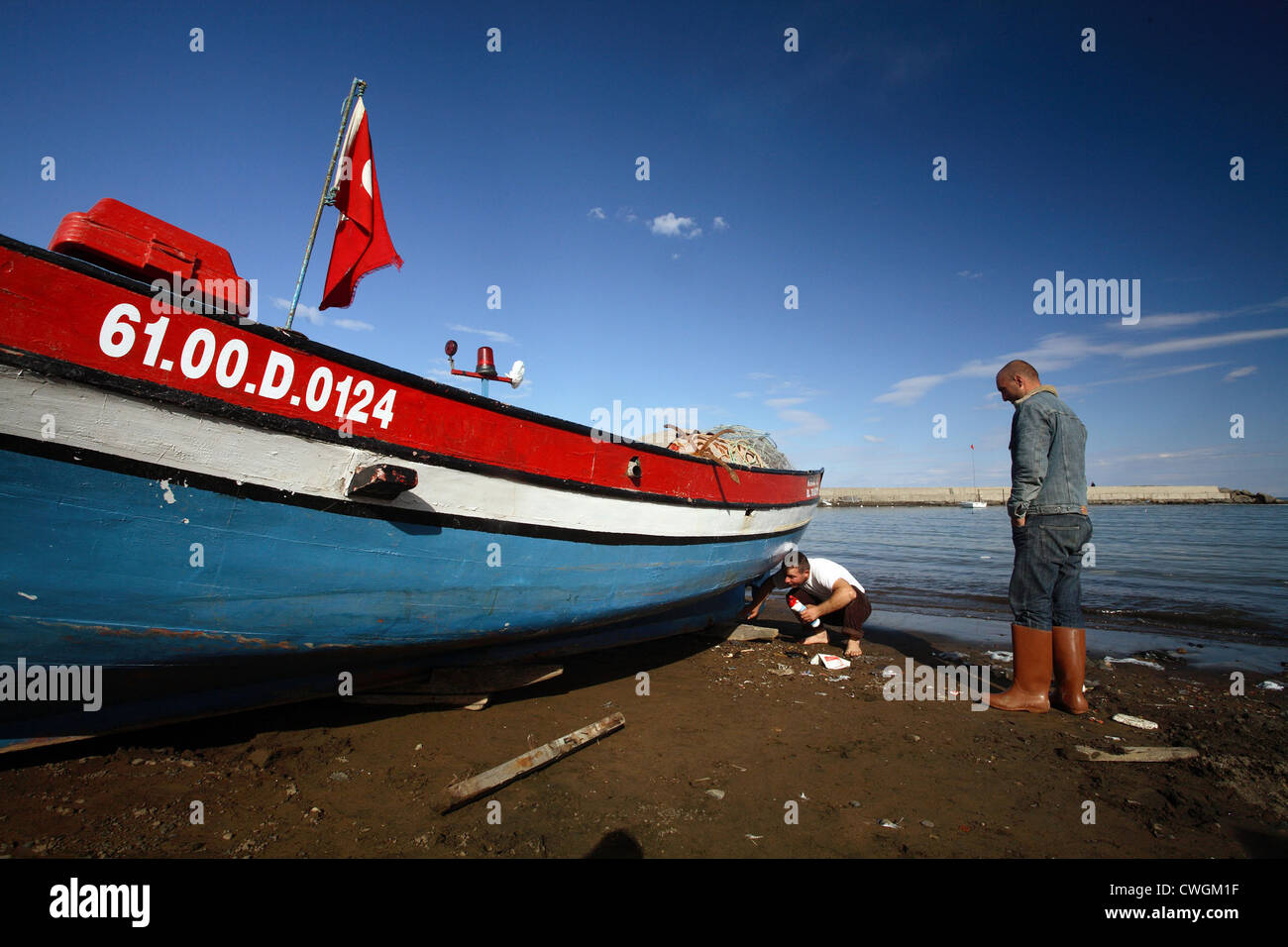 Trabzon, les pêcheurs ont un bateau sur l'eau Banque D'Images