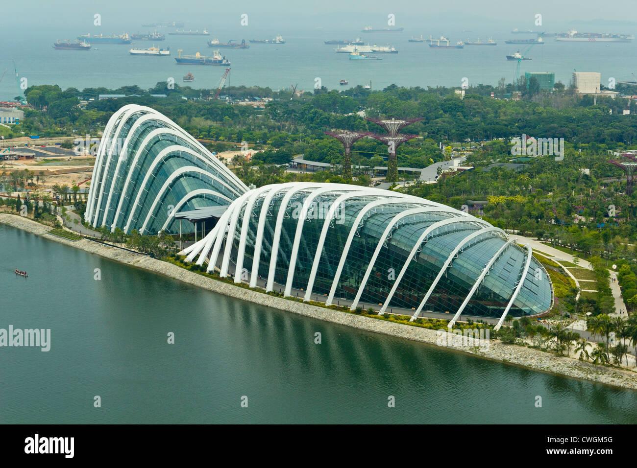 L'intérieur des dômes Gardens by the Bay à Singapour. Ce sont les 2 conservatoires de les jardins de la baie, visible à partir de la circulaire. Banque D'Images