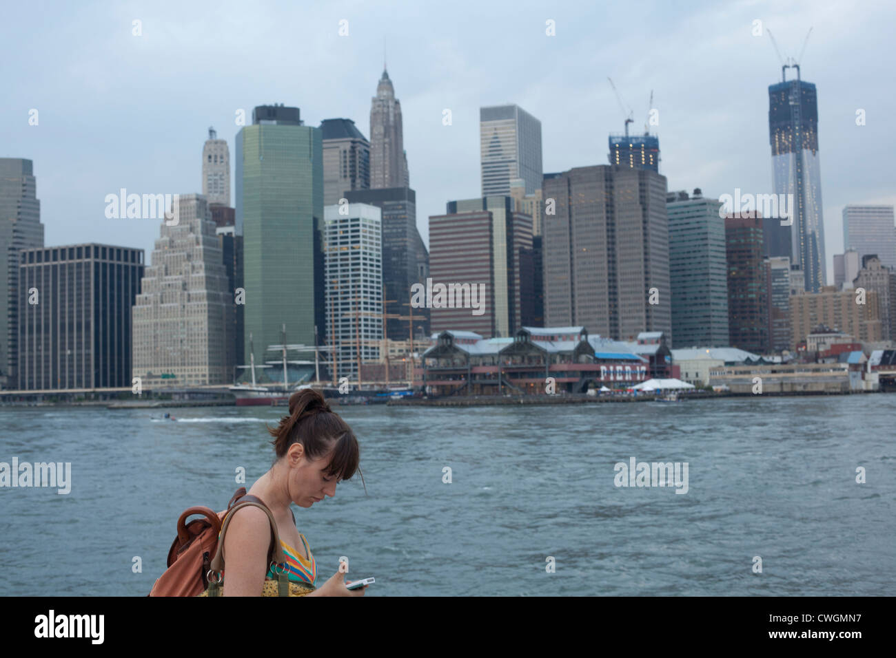 Le port de New York avec l'île de Manhattan liberté girl Banque D'Images