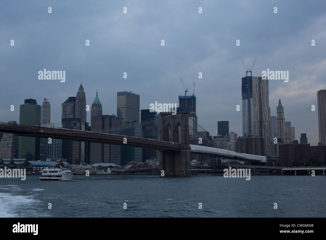 Le port de New York avec l'île de Manhattan au crépuscule dans le dos, au sol Banque D'Images
