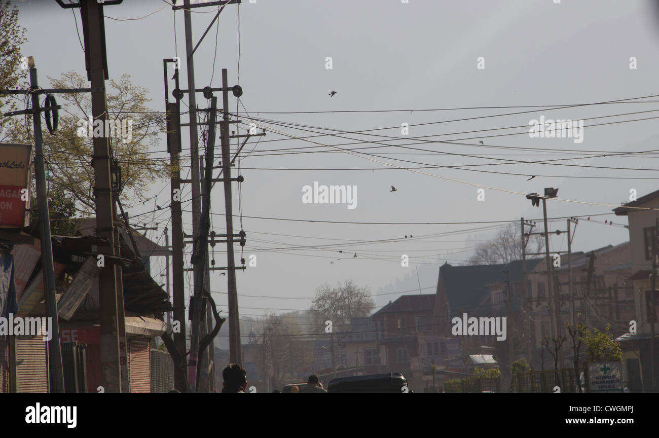 Profusion de fils électriques sur une rue de Srinagar. La quantité de fils électriques visible semble dangereux. Banque D'Images