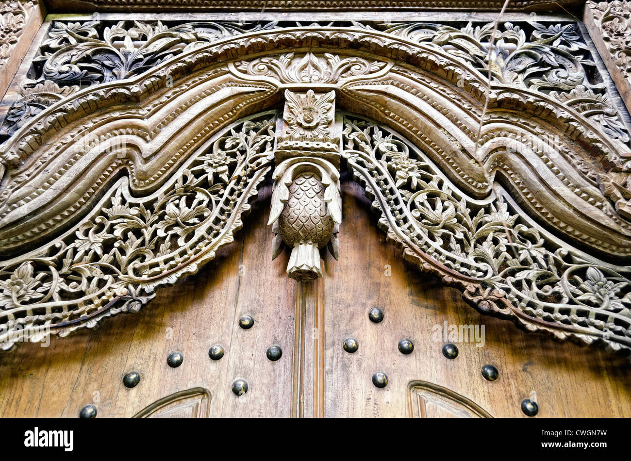 Close-up de lourde porte en bois avec des sculptures complexes Banque D'Images