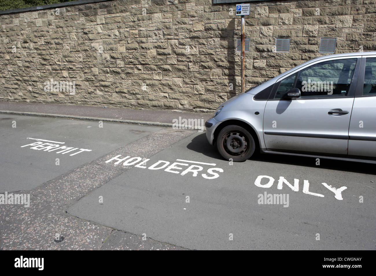 Uniquement aux titulaires de permis de stationnement sur une rue résidentielle à Édimbourg, Écosse, Royaume-Uni, Royaume-Uni Banque D'Images