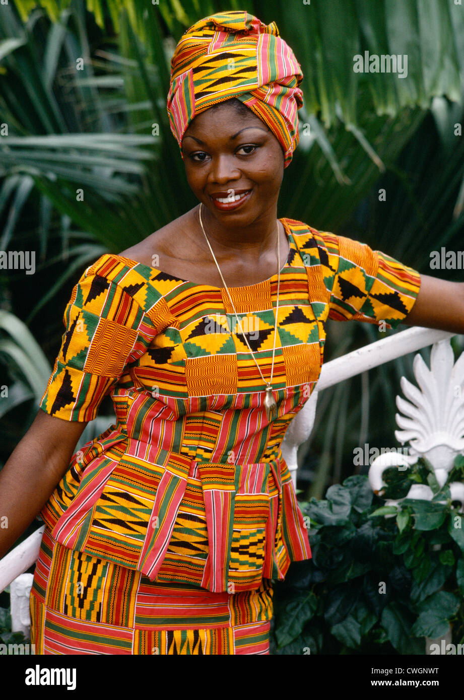 Ghana jeune femme en robe tissu Kente Banque D'Images