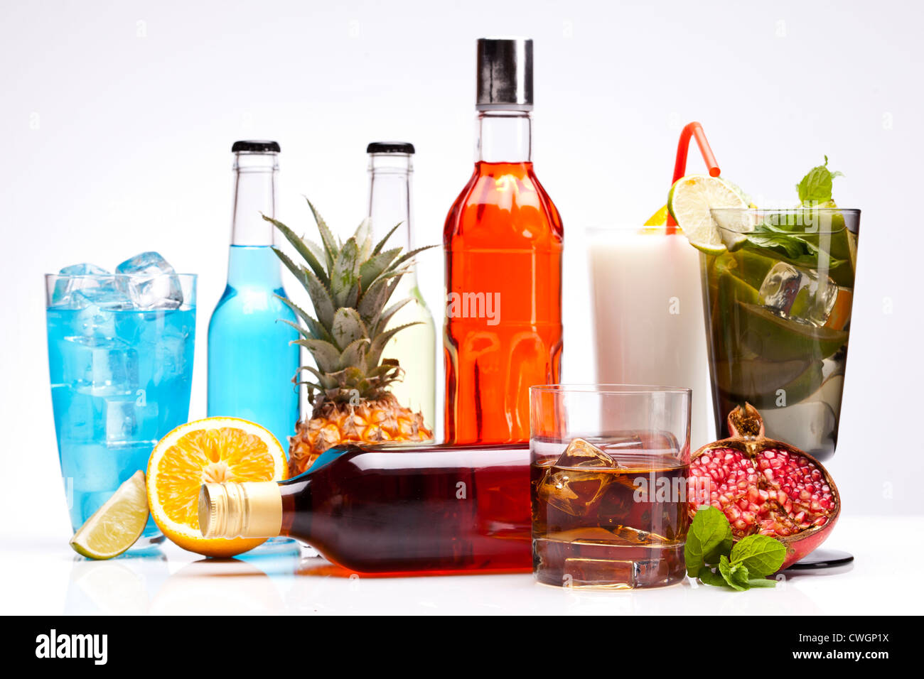 L'alcool avec des boissons exotiques fruits isolé sur fond blanc Photo