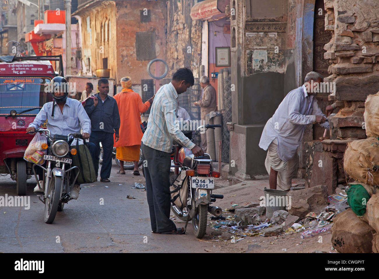 Scène de rue montrant des ordures dans la ville rose de Jaipur, Rajasthan, Inde Banque D'Images