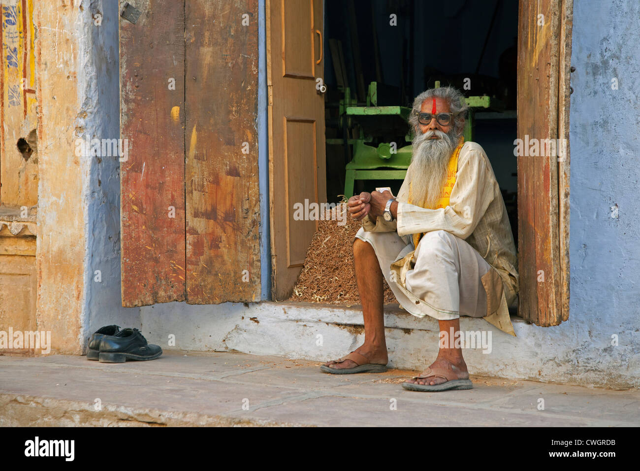 Ancien indien en costume traditionnel portant des lunettes, Bundi, Rajasthan, Inde Banque D'Images