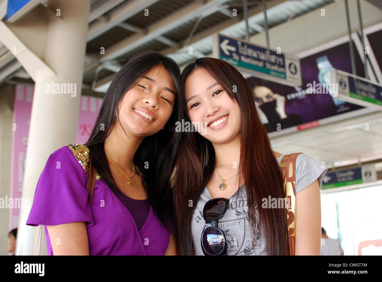 Deux étudiants fille thaïe à Bangkok Banque D'Images