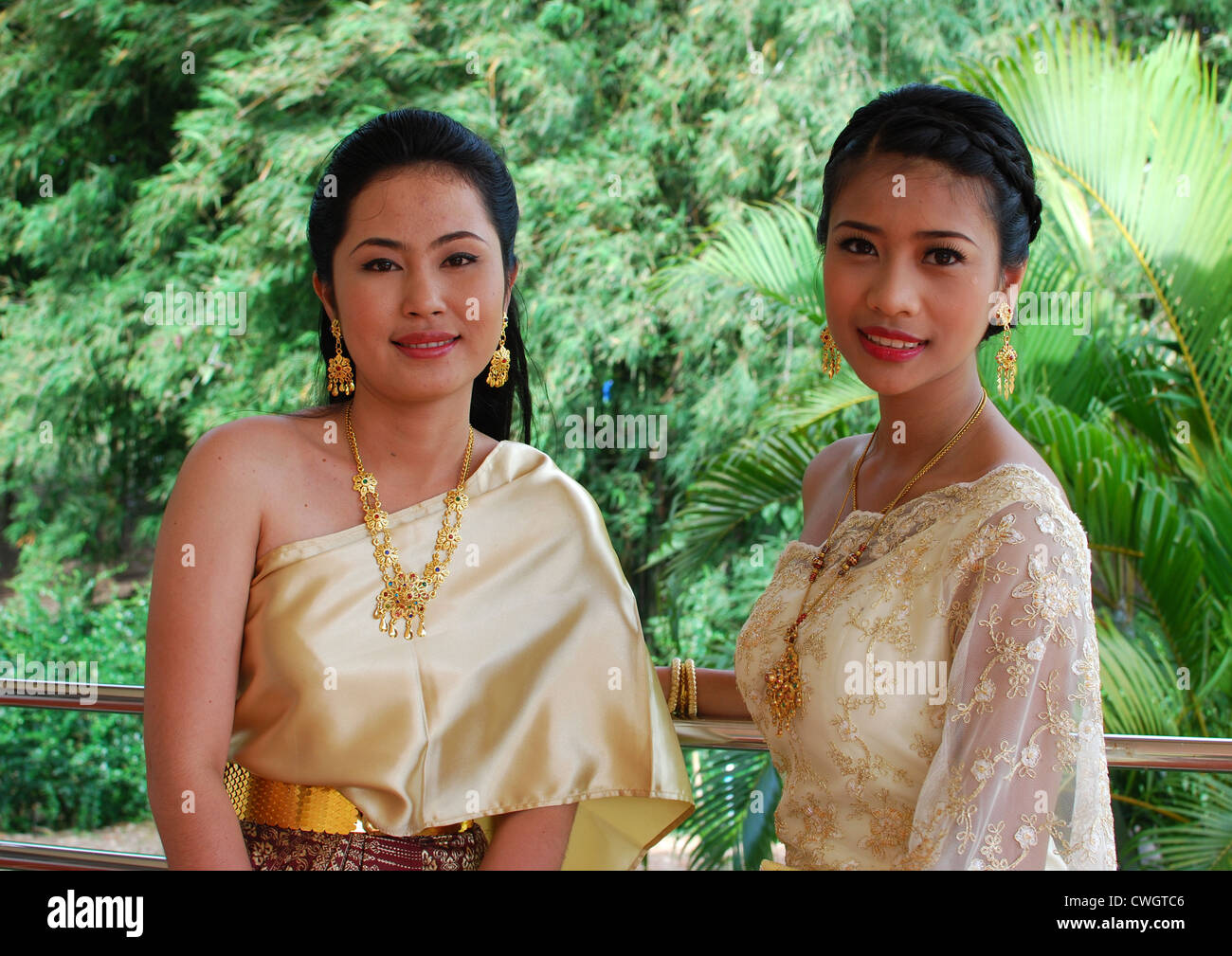 Filles Thai habillé en costume traditionnel Banque D'Images