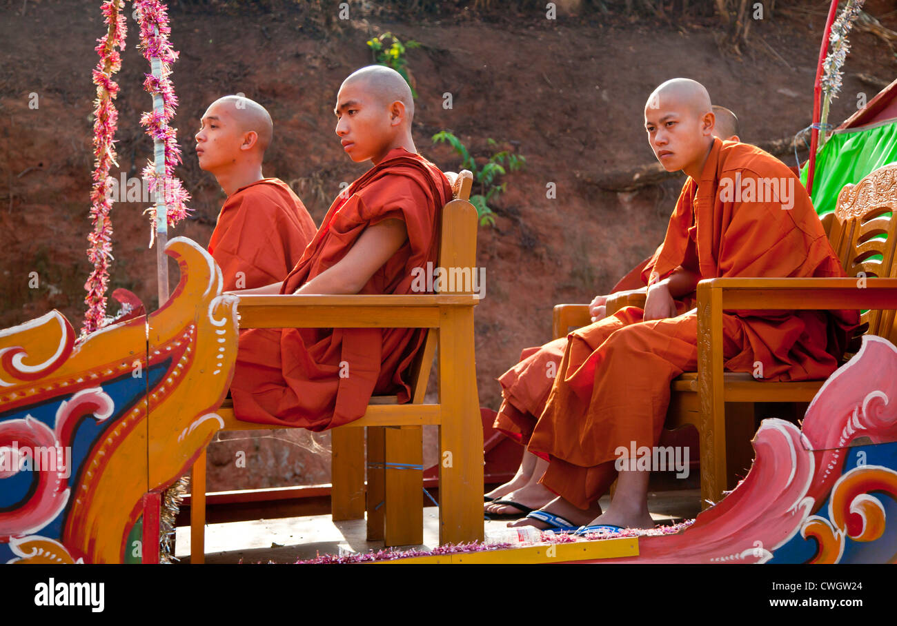 PROCESSION pour les jeunes hommes entrer dans un monastère bouddhiste à KENGTUNG également connu sous le nom de KYAINGTONG - Myanmar Banque D'Images