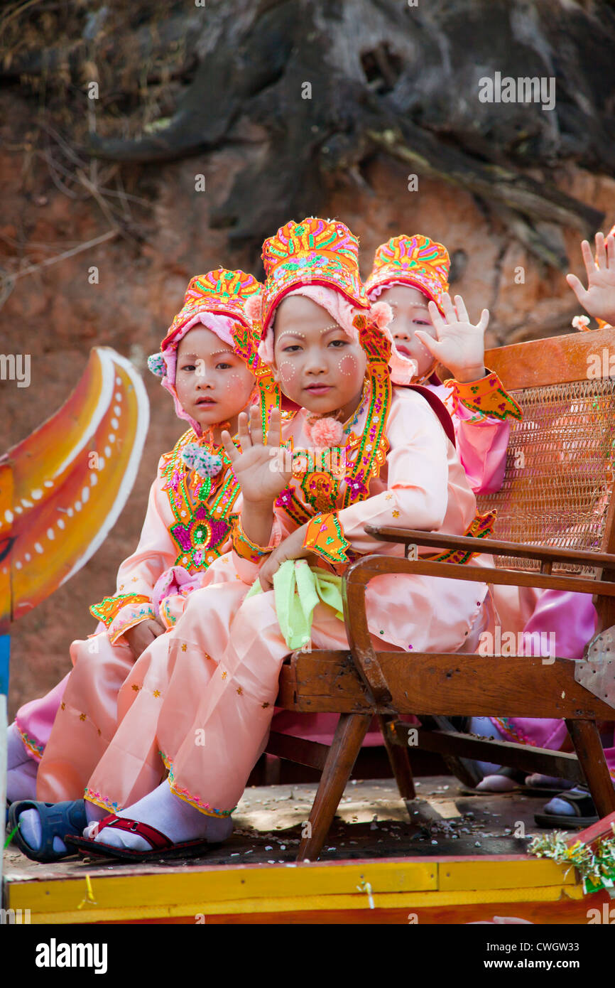 Les filles en costume font partie d'une procession pour les jeunes hommes entrer dans un monastère bouddhiste à KENGTUNG - Myanmar Banque D'Images