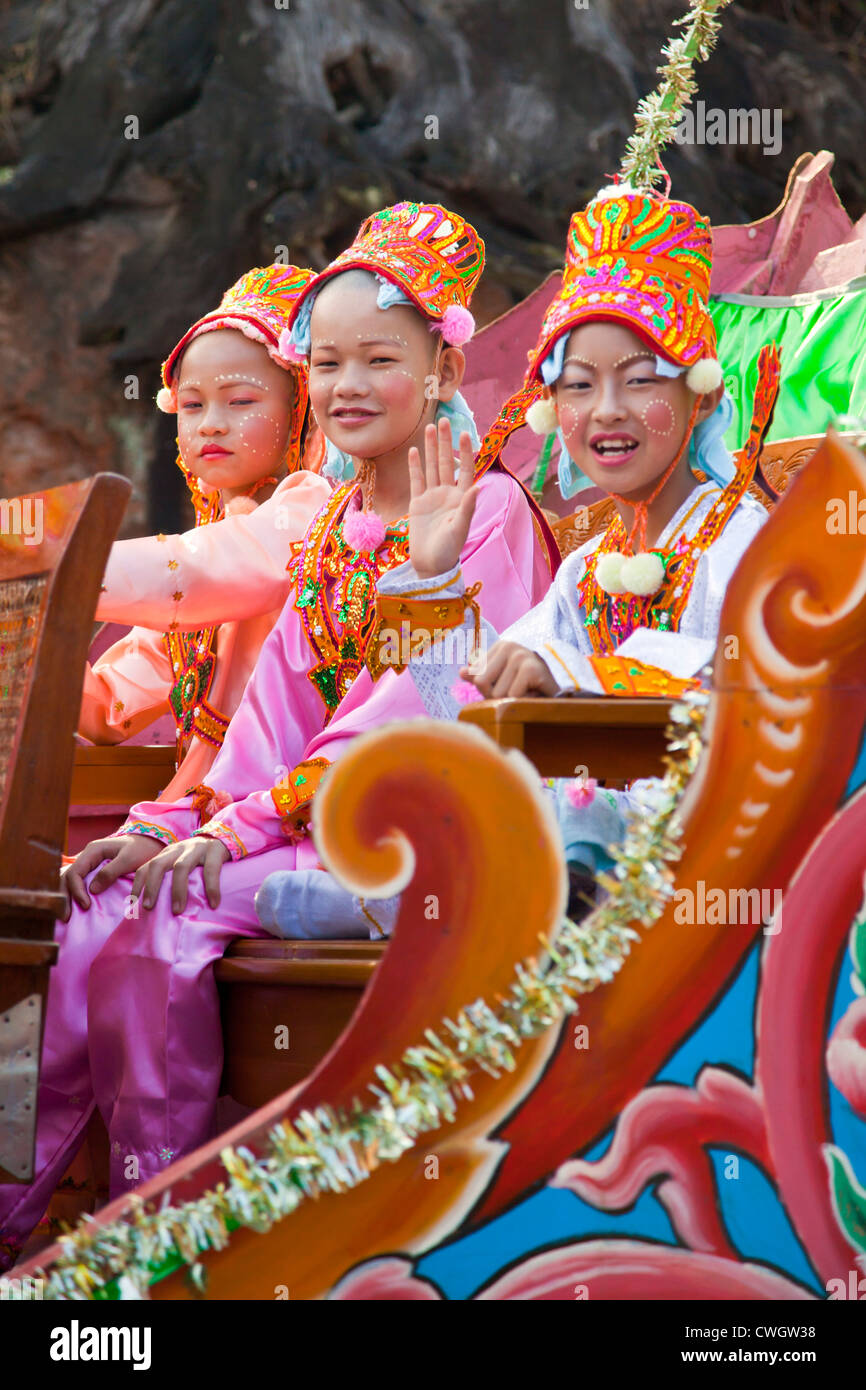 Les filles en costume font partie d'une procession pour les jeunes hommes entrer dans un monastère bouddhiste à KENGTUNG - Myanmar Banque D'Images