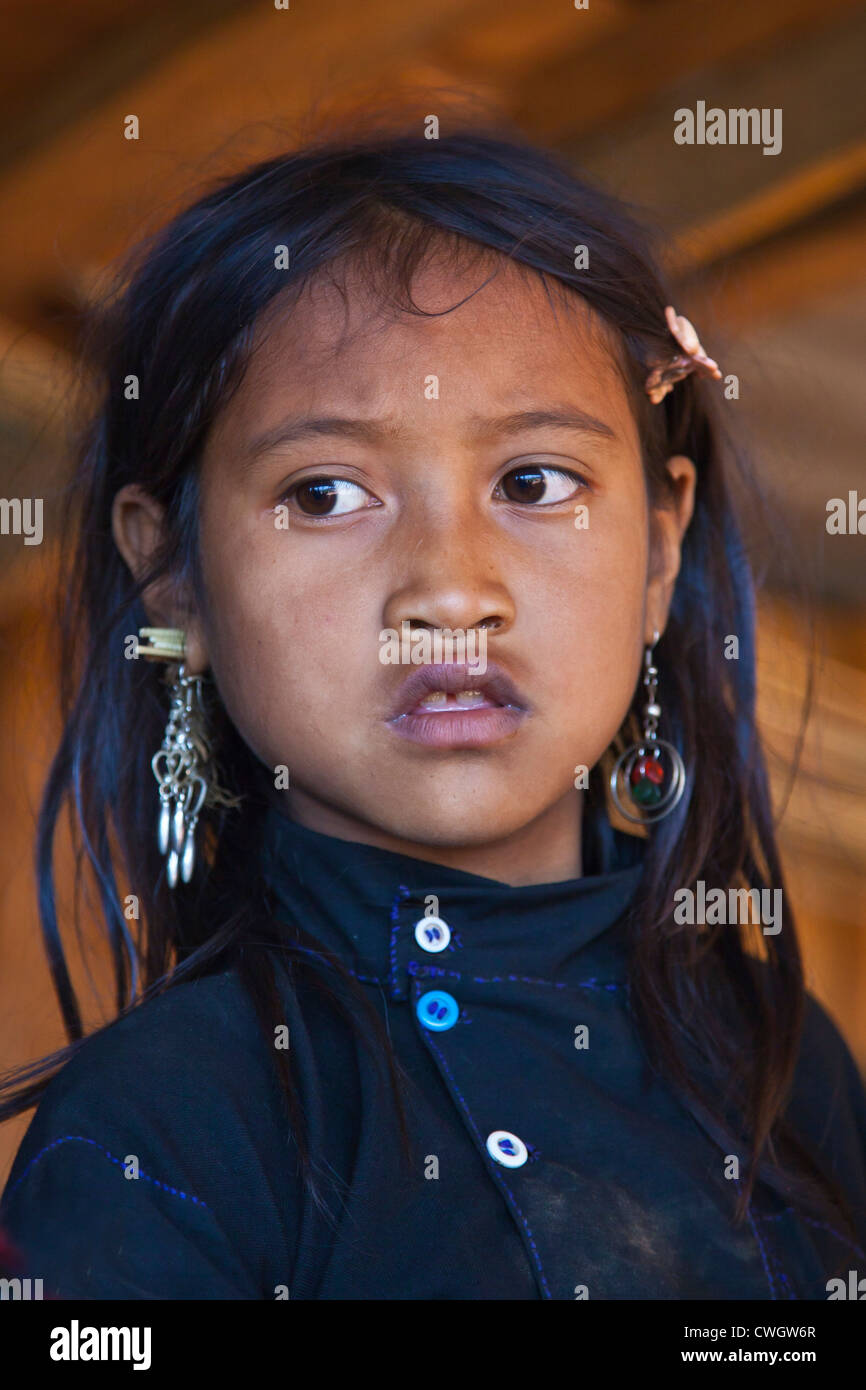 Une fille TRIBAL ANN en costume traditionnel de son village près de Kengtung également connu sous le nom de KYAINGTONG - Myanmar Banque D'Images
