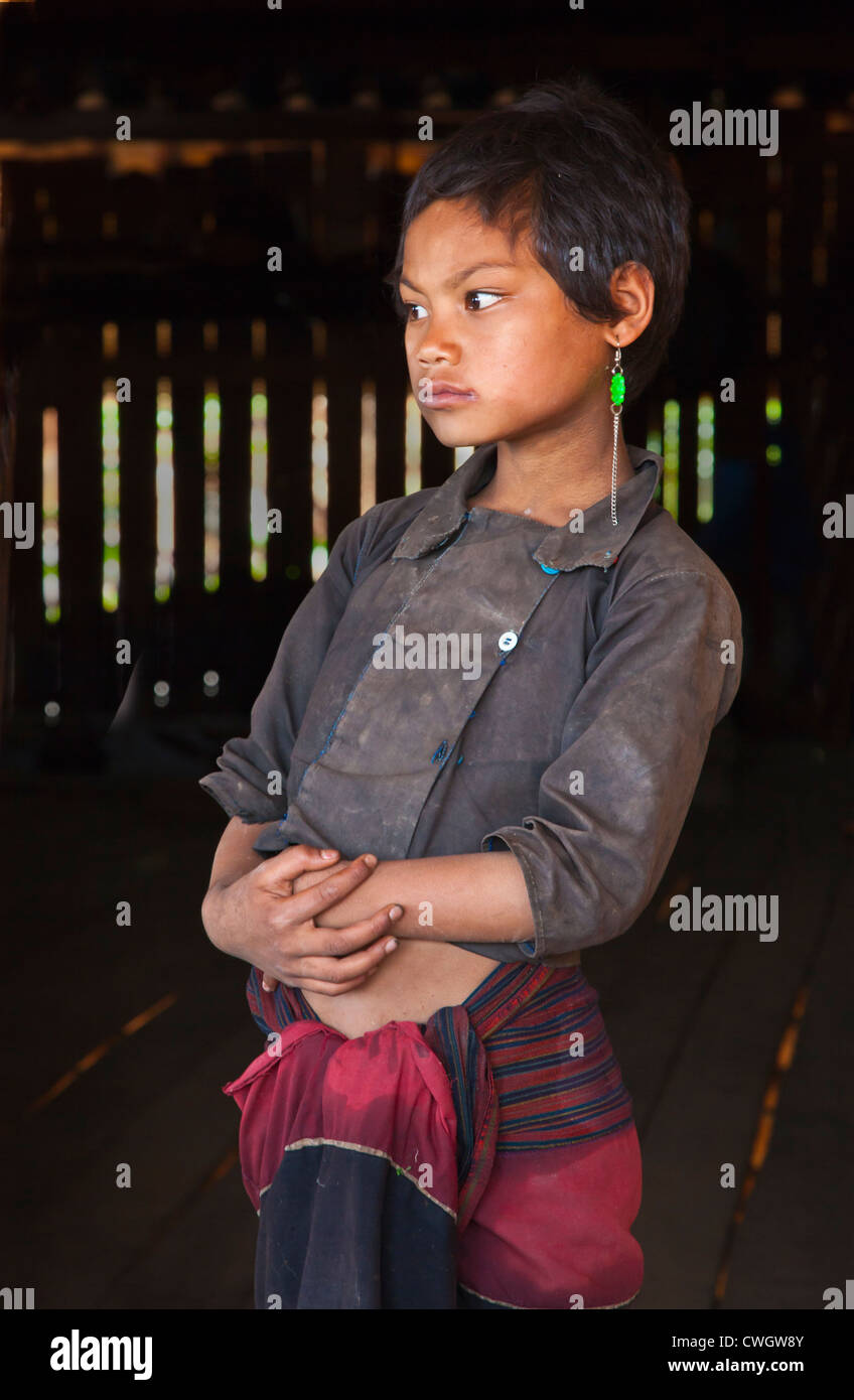 Une fille TRIBAL ANN en costume traditionnel de son village près de Kengtung également connu sous le nom de KYAINGTONG - Myanmar Banque D'Images