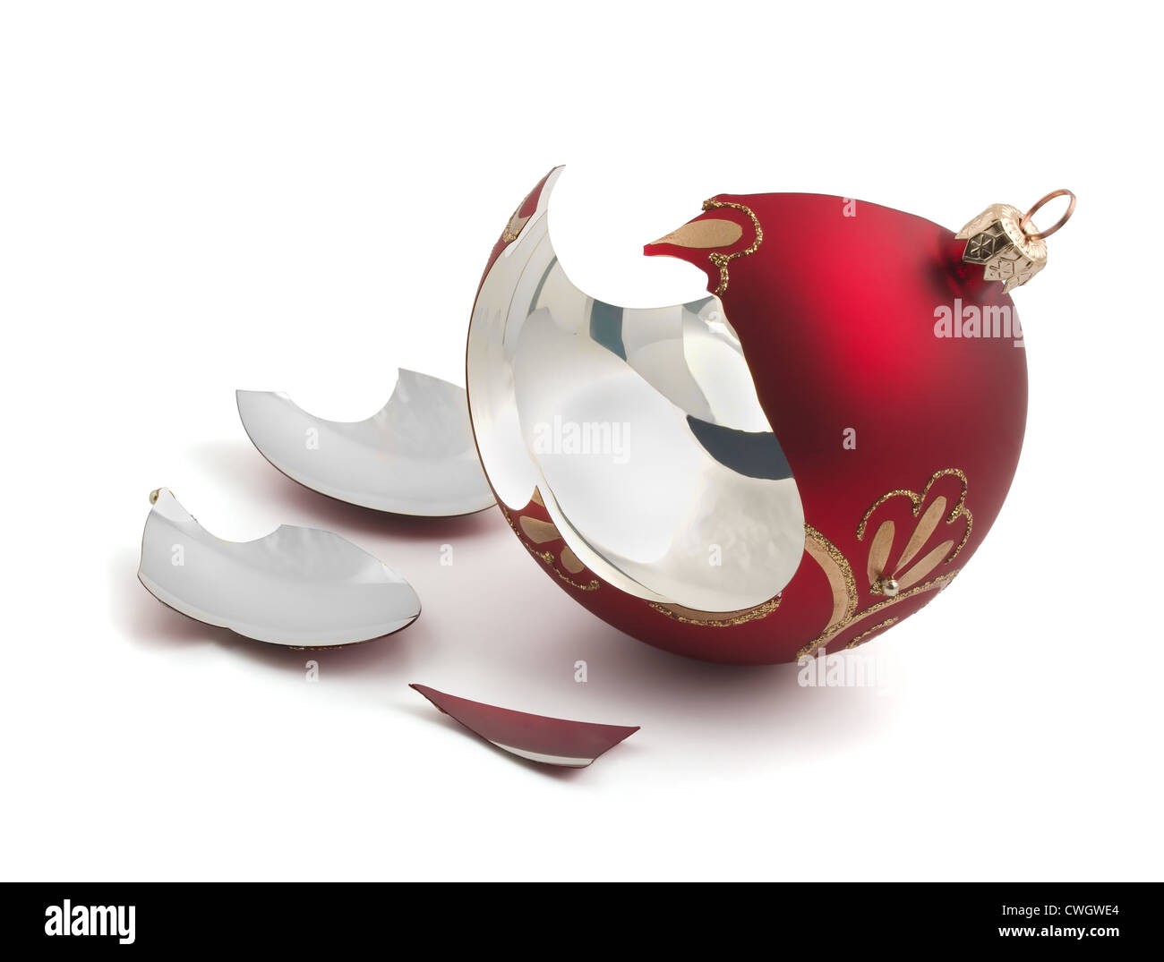 Boule de Noël en verre rouge cassée isolated on white Banque D'Images