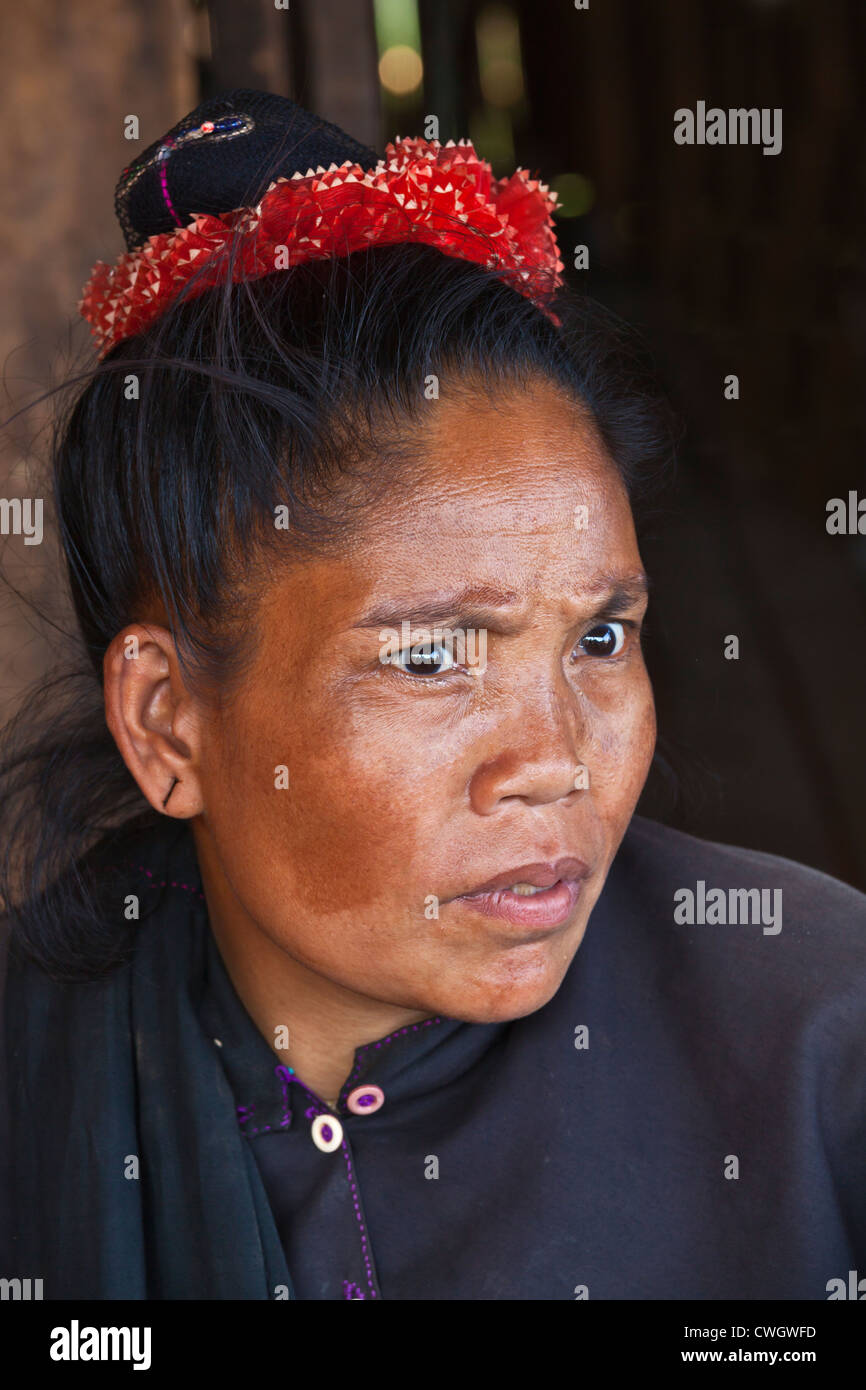 Une femme TRIBAL ANN dans un village près de Kengtung ou KYAINGTONG - Myanmar Banque D'Images