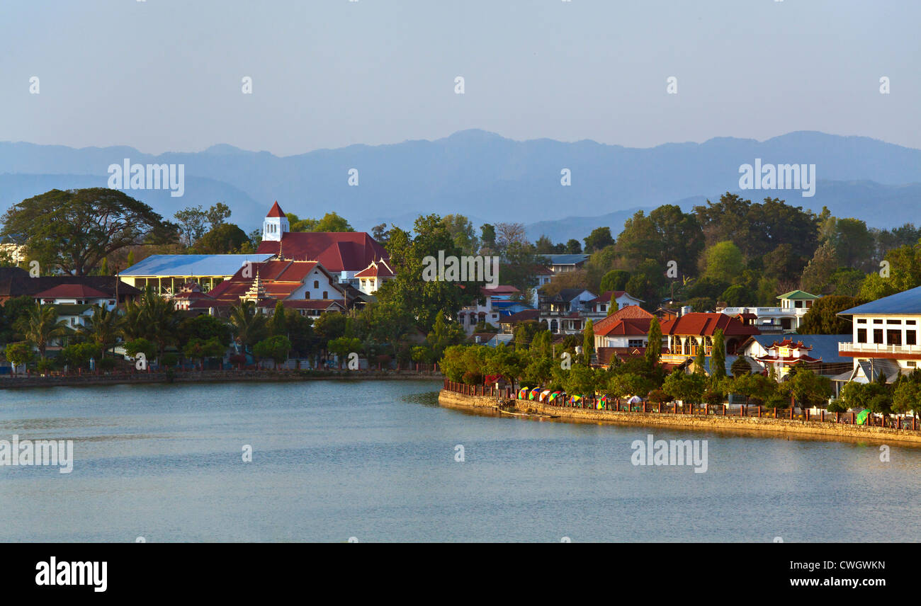 Lac NAUNG TUNG est au centre de la ville de Kengtung savent également comme KYAINGTONG - Myanmar Banque D'Images