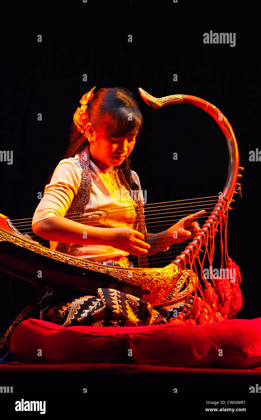 La musique de harpe traditionnelle est effectuée au Mandalay MARIONETTES THEATRE - MANDALAY, MYANMAR Banque D'Images