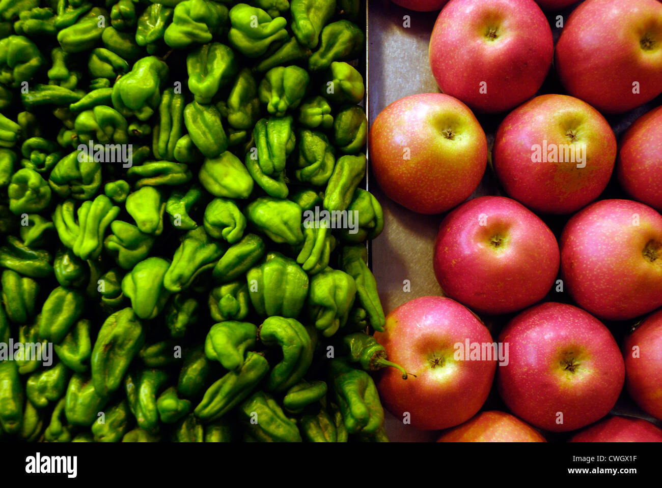 Les piments Scotch Bonnet et les pommes sur la vente au marché espagnol Banque D'Images