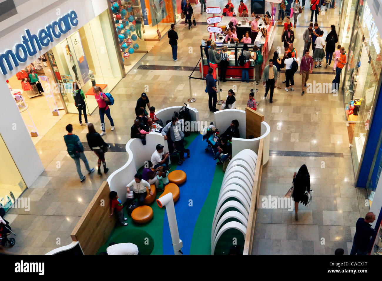 Angleterre Londres stratford Westfield Shopping Centre Personnes Shopping Ice Cream Stand et coin salon Banque D'Images