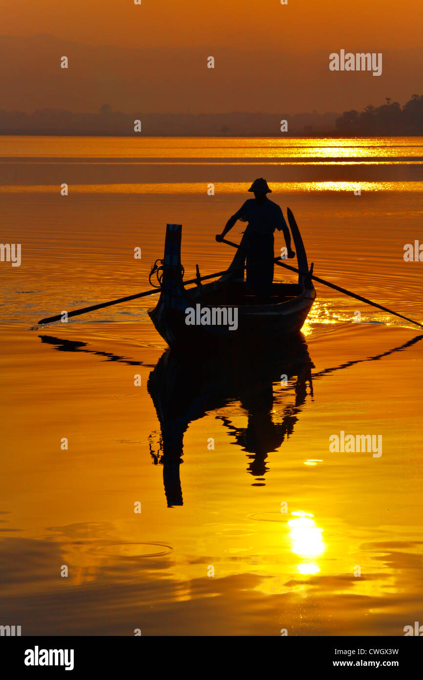 FISHERMAN mouillent dans les eaux du lac Taungthaman au lever du soleil - AMARAPURA, MYANMAR Banque D'Images