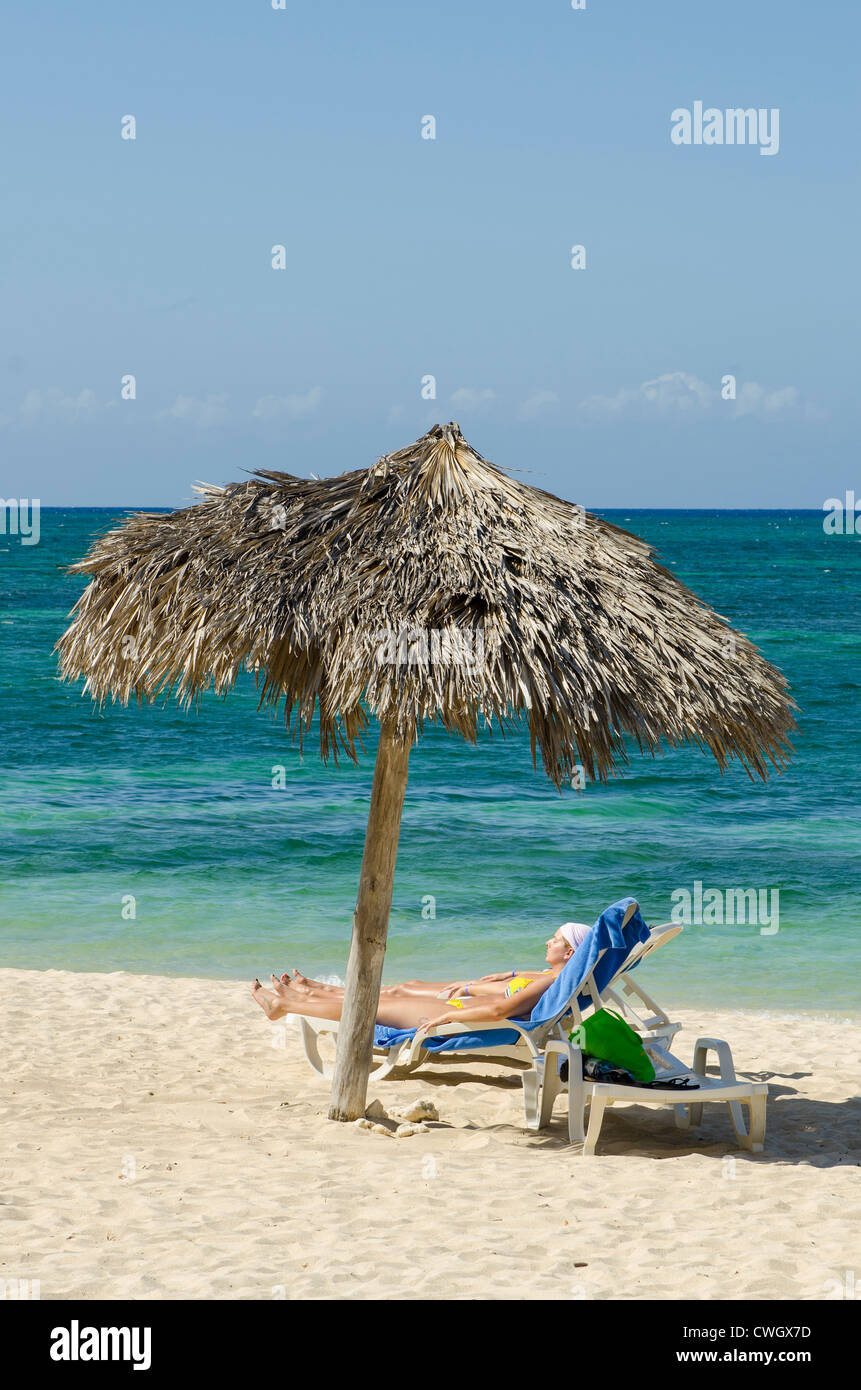 Parasol sur la plage Playa Ancon, Trinidad, Cuba. Banque D'Images