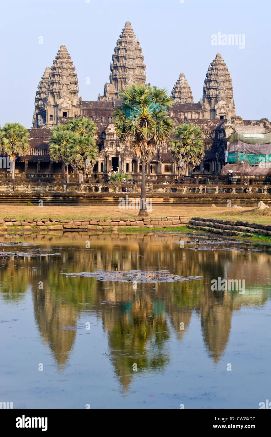 Vue verticale sur le lac de l'étonnante architecture iconique au Prasat Angkor Wat sur une journée ensoleillée. Banque D'Images